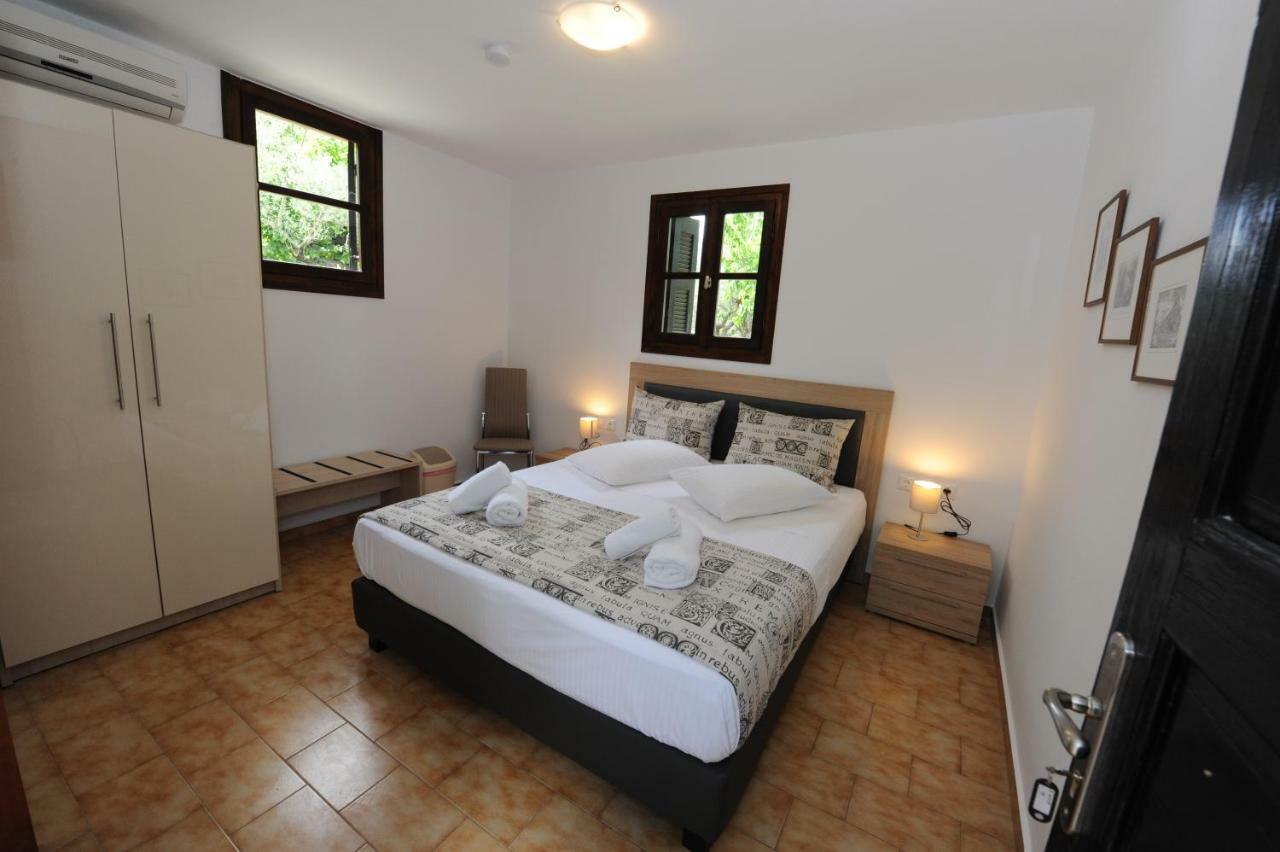 Castle View Bungalows Mystras Exterior foto